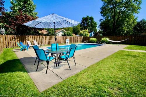 Madison on the Lake Home with Lake Erie views & Pool in Wine Country!