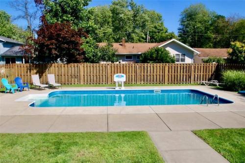 Madison on the Lake Home with Lake Erie views & Pool in Wine Country!