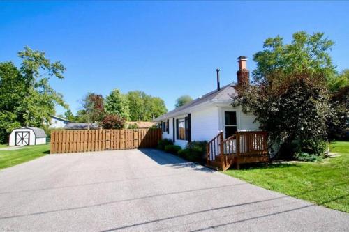 Madison on the Lake Home with Lake Erie views & Pool in Wine Country!