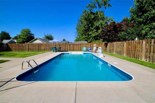 Madison on the Lake Home with Lake Erie views & Pool in Wine Country!