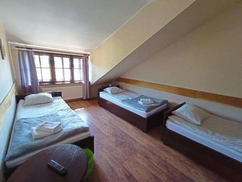 3 twin beds