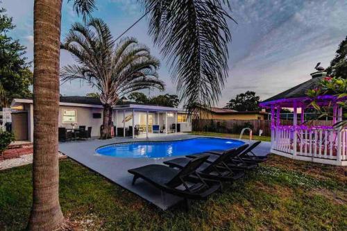 Heated pool •5 minutes to beach•firepit