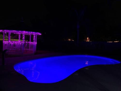 Heated pool •5 minutes to beach•firepit