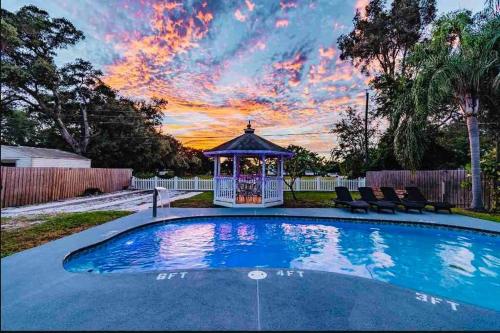 Heated pool •5 minutes to beach•firepit