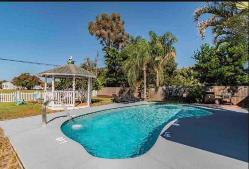 Heated pool •5 minutes to beach•firepit