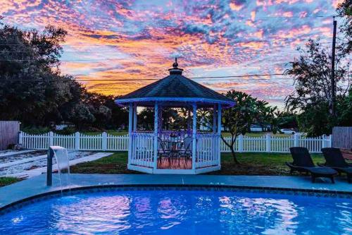 Heated pool •5 minutes to beach•firepit