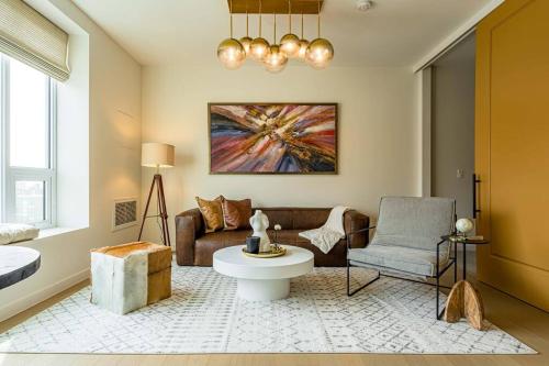 Stunning 1-BR Luxury Condo in DTLA w/ pool & gym!
