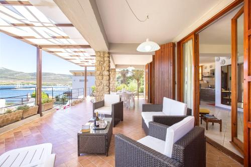 Villa Flavia direttamente sul mare con terrazza incantevole per 6 persone