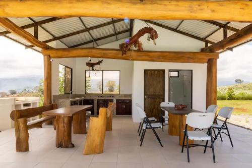 Rancho Bellavista, Unique views, Pool and WiFI! in Turrialba