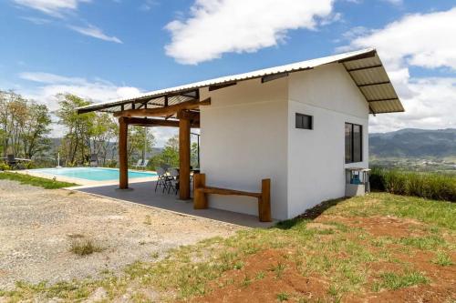 Rancho Bellavista, Unique views, Pool and WiFI! in Turrialba