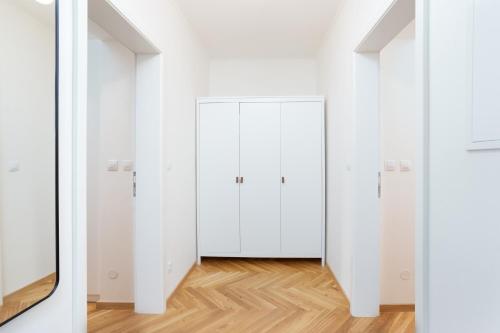 Prague Days - One-bedroom Apartment with Netflix and Balcony in Vinohrady - image 4