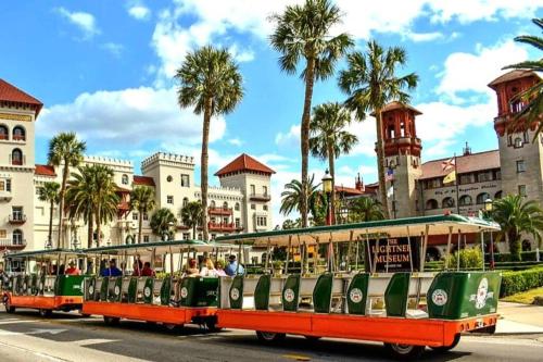 View, Beachside home, less than 500 steps to beach, oasis yard near Salt Life Food Shack St. Augustine
