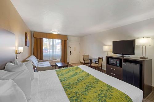1 king bed, 1 sofa bed