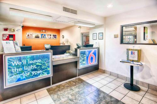 Lobby, Motel 6 Mammoth Lakes, CA in Lagos Mammoth (CA)
