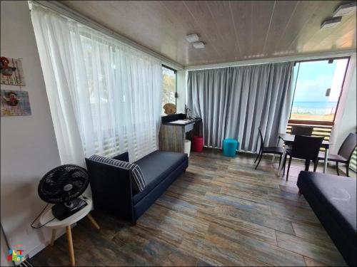 Best location of the development ground floor seafront - image 2