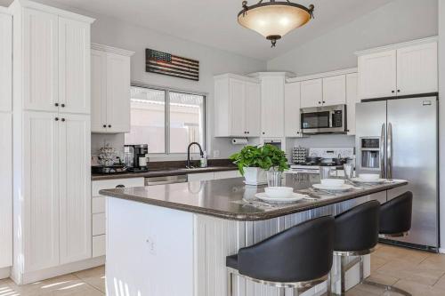 Kitchen, 3bd Home near Scottsdale - Golf putting green in North Phoenix