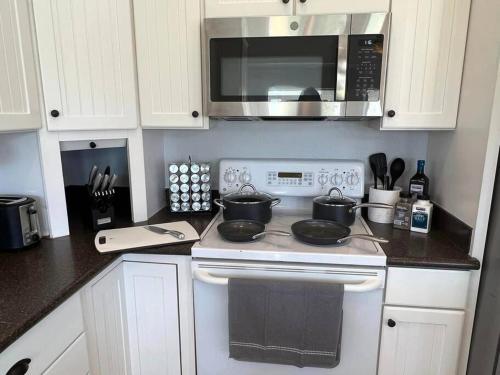 Kitchen, 3bd Home near Scottsdale - Golf putting green in North Phoenix