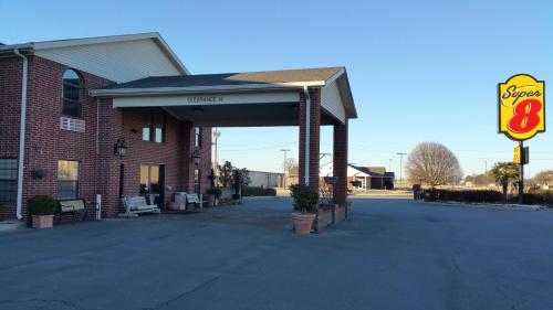 Super 8 by Wyndham Pine Bluff - image 8