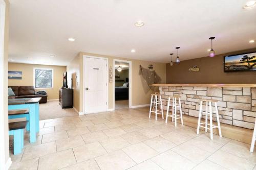 Chain O Lakes Nautical 4Bed 3Bath Waterfront with Bonus Room, Large Deck and Hot Tub in Johnsburg (IL)