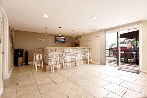 Chain O Lakes Nautical 4Bed 3Bath Waterfront with Bonus Room, Large Deck and Hot Tub in Johnsburg (IL)