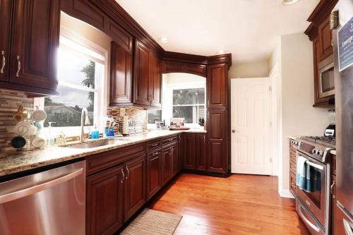 Chain O Lakes Nautical 4Bed 3Bath Waterfront with Bonus Room, Large Deck and Hot Tub in Johnsburg (IL)