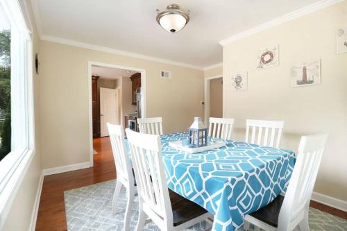 Chain O Lakes Nautical 4Bed 3Bath Waterfront with Bonus Room, Large Deck and Hot Tub in Johnsburg (IL)