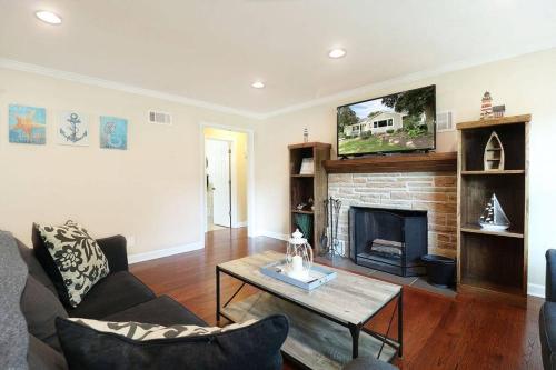 Chain O Lakes Nautical 4Bed 3Bath Waterfront with Bonus Room, Large Deck and Hot Tub in Johnsburg (IL)