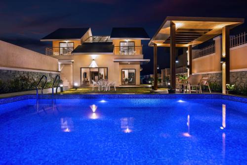 Sunshine Brooks by StayVista - Experience modern & plush interiors, A private outdoor pool,A quaint gazebo & Indoor games, Panchgani