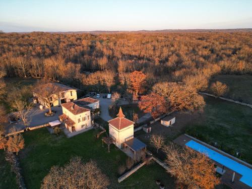 Domaine de Fangal, Pgeonnier 2p, maison 8p - piscine 25m - gîtes climatisés - Location saisonnière - Septfonds