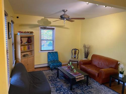 Hop, Skip and a Jump to NYC - Accommodation - Teaneck