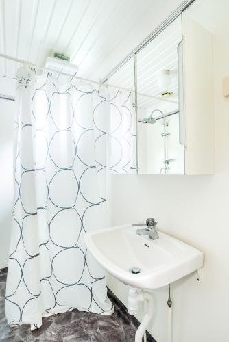 2 bedrooms, 5 beds