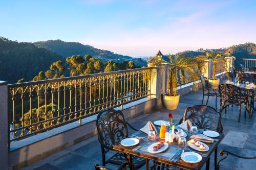 餐廳, WelcomHeritage Parv Vilas Resort & Spa in 卡紹利