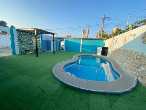 Casa con piscina en salinas cerca del mar