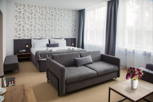 1 queen bed, 1 sofa bed