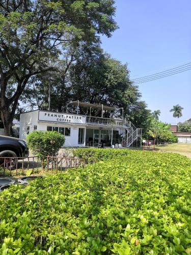 26 condo with pool opposite the train station, near old city and Nimman 26 condo with pool opposite the train station, near old city and Nimman