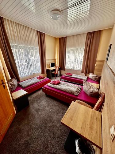 3 twin beds