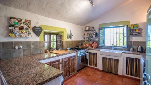 Kitchen, Casa Belmonte Alcaucin by Ruralidays in Pilarejo