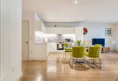 Austin David Apartments Royal Wharf, Londýn