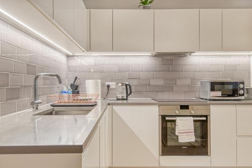 Austin David Apartments Royal Wharf - image 3