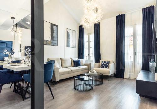 Contemporary luxe duplex in the heart of Malaga by REMS, Málaga