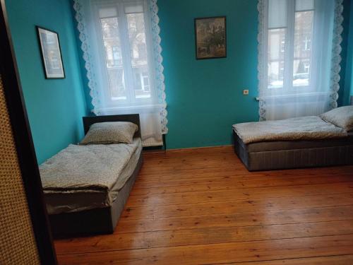 4 twin beds