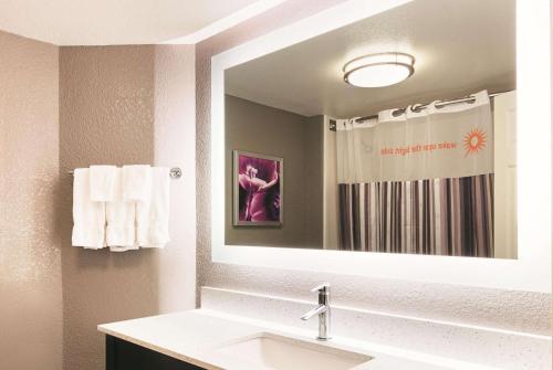 La Quinta by Wyndham Las Vegas Summerlin Tech - image 7