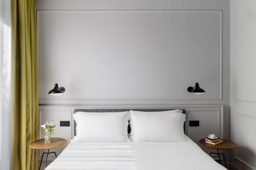 Deluxe Double Room image 6