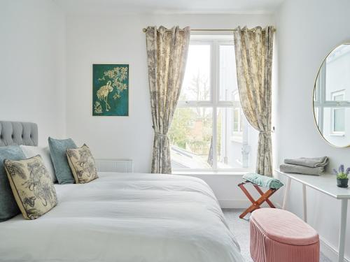 Curb Properties - Super 2 Bed Apartment 5 Min From Town Centre - Tap to explore photos