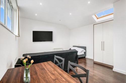 Stylish Studio by Heathrow Airport - Apartment - London