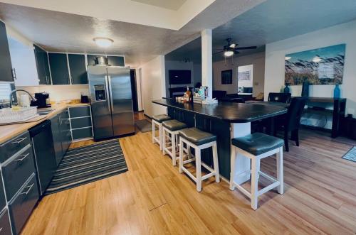 5 Bedroom Lakeside Home Sleeps 12 - Shared Lake Access, Large Yard, Central Air, Fire Pit, Horseshoe - Geneva, OH