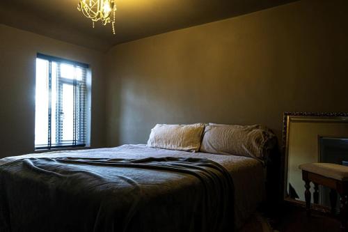 BOHOME moody 2 bed garden cottage Macclesfield centre in Macclesfield Central