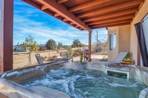 Great View House Hot Tub Fire Pit in Twentynine Palms, USA