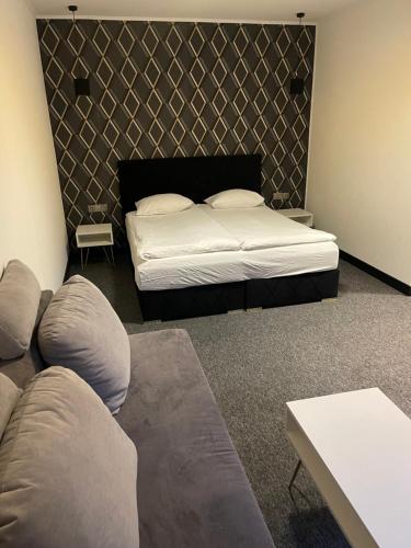 1 king bed, 1 sofa bed