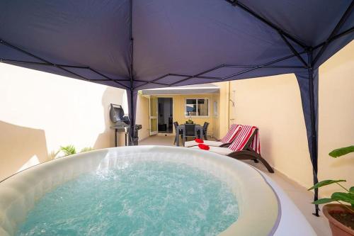 B&B Rabat - Traditional 3 bedroom home with hot tub (NEW) - Bed and Breakfast Rabat